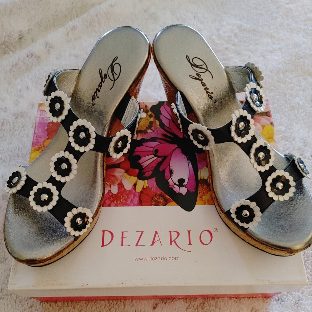 Dezario Black & White Daisy Leather T-Strap Wedges ~ Size 10